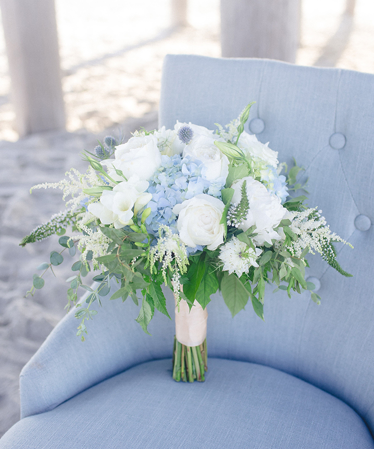 Фото букета невесты голубого цвета, стоимость на букет невесты в голубых тонах, купить оригинальный голубой букет невесты на свадьбу