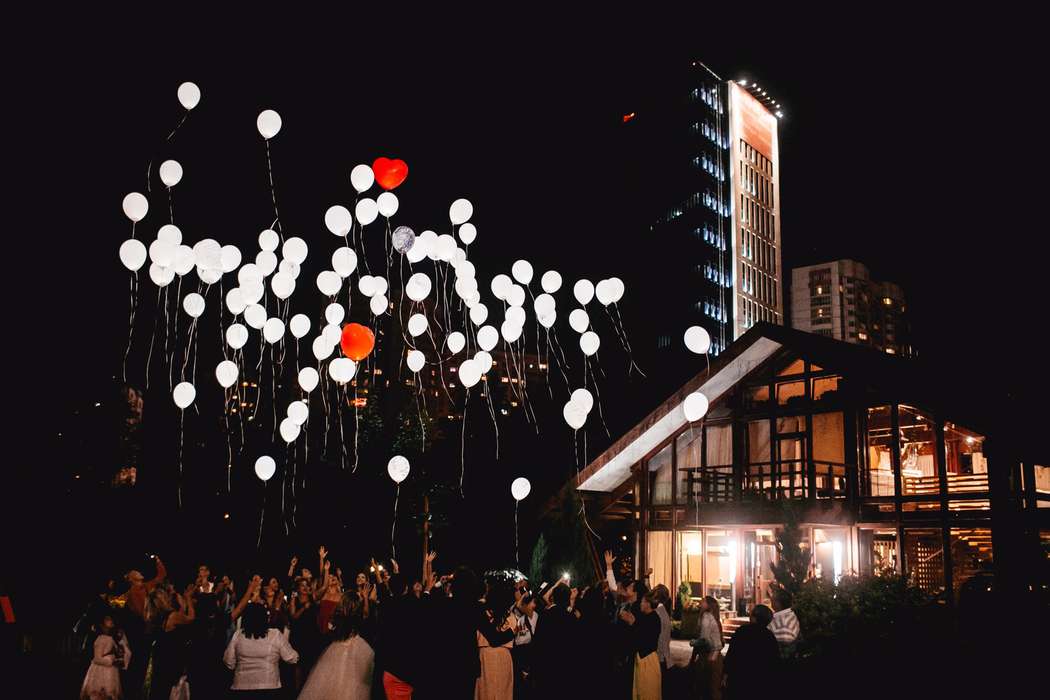 Запуск светящихся шаров на свадьбу
